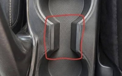 Na čo slúži tá zvláštna medzera medzi držiakmi na poháre v aute?