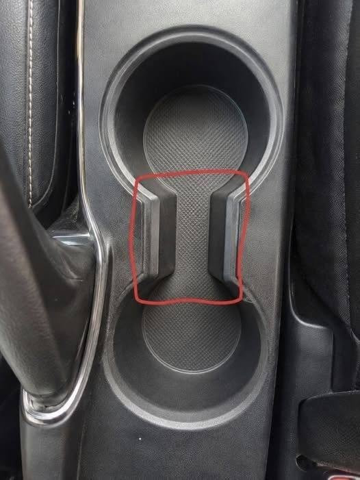 Na čo slúži tá zvláštna medzera medzi držiakmi na poháre v aute?